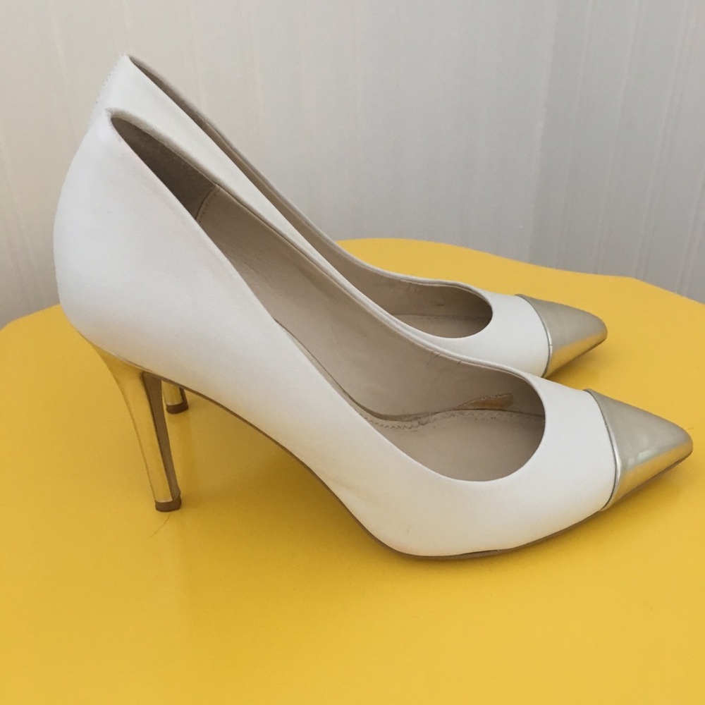 White pump with metallic toe & heel